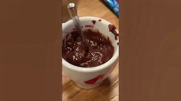 Десерт из горячего шоколада .